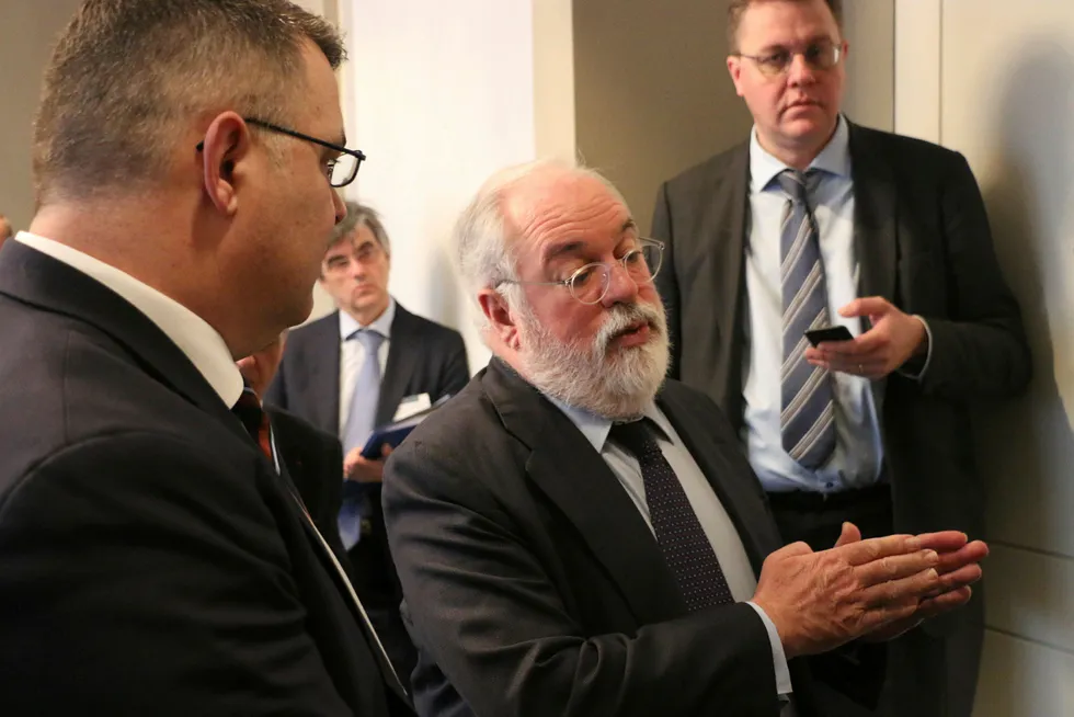 EUs klimakommissær Miguel Arias Cañete sammen med olje- og energiminister Kjell-Børge Freiberg (Frp) i Brussel. Torsdag er de to vertskap for en internasjonal CCS-konferanse i Oslo