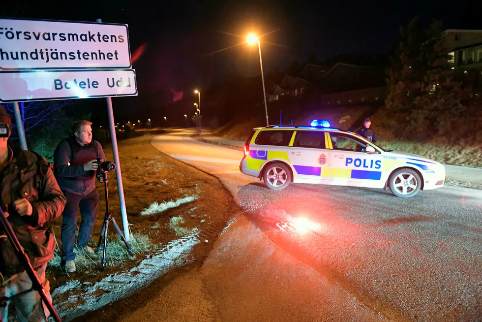 Politiet i Stockholm ved et sjekkpunkt etter at en mann ble arrestert i Marsta, nord for byen. Foto: Maja Suslin/AFP/TT/NTB scanpix