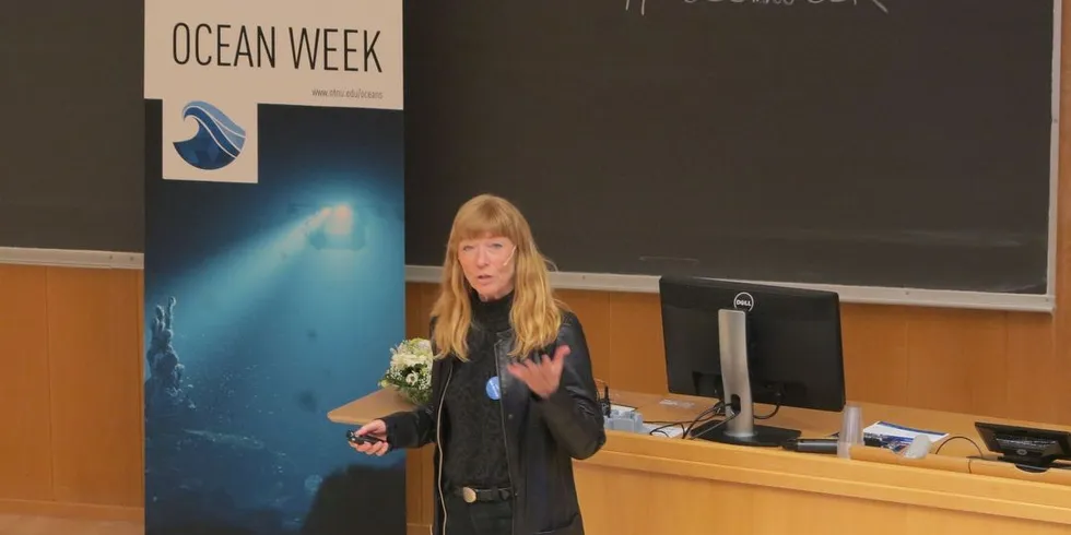 Havforsker Lene Buhl-Mortensen mener at vi må få mer kunnskap før vi starter med store uttak av mineraler fra havbunnen. Foto: Nils Torsvik