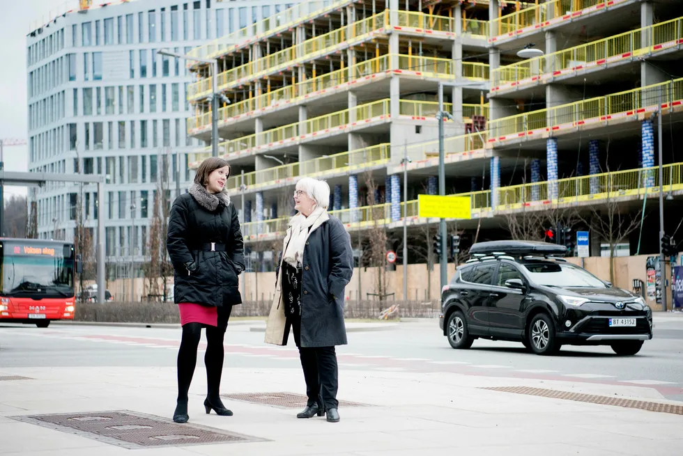 Byutviklingsbyråd Hanna E. Marcussen (t.v.) og direktør Ellen de Vibe i Plan- og bygningsetaten oppretter nå en «fast track-avdeling» som skal få fart på boligbyggingen i Oslo. Foto: Mikaela Berg