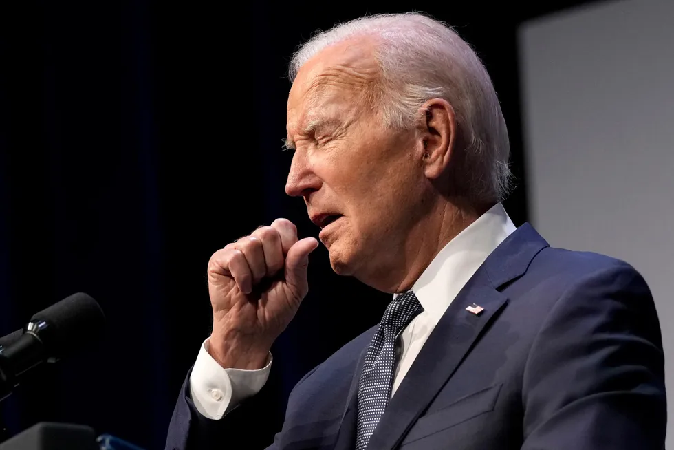 En koronasyk president Joe Biden langer ut mot Donald Trumps mange påstander under republikanernes landsmøte og kaller dem blank løgn.