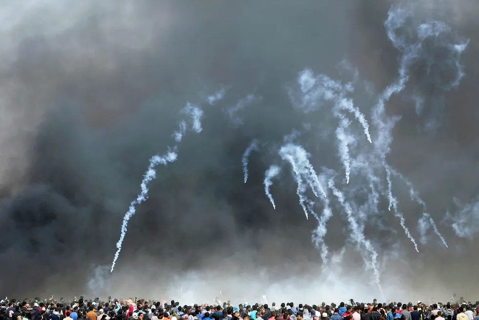 Til tross for tekniske demokratiske rettigheter som statsborgere, hverken behandles eller opplever palestinske borgere seg som likeverdige i den jødiske staten som er opprettet på deres land og hvis opprettelse forårsaket deres folks fordrivelse, skriver artikkelforfatteren. Her avfyres tåregass mot palestinske demonstranter ved Gaza-stripen 27. april. Foto: Ibraheem Abu Mustafa/Reuters/NTB scanpix