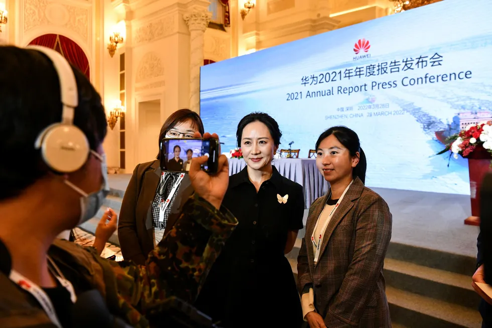 Huaweis finansdirektør Meng Wanzhou ble løslatt fra husarrest i Canada i fjor høst og er tilbake i ledelsen i selskapet hennes far etablerte for nesten 40 år siden. Meng deltok på Huaweis årlige pressekonferanse i Shenzhen på mandag.