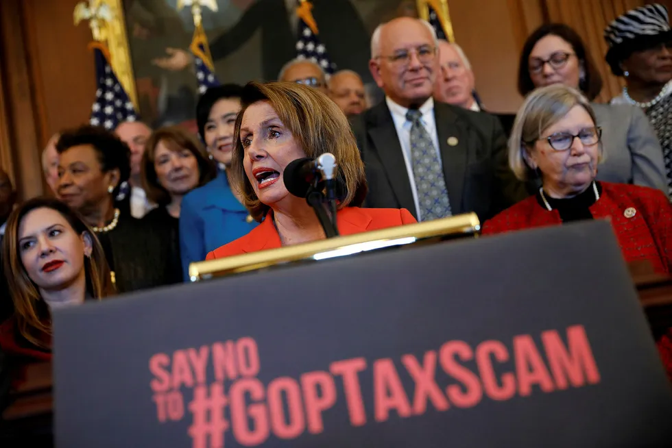 Demokratenes leder i Representantenes hus, Nancy Pelosi har gitt uttrykk for sterk motstand mot USA nye skattereform. Foto: Aaron P. Bernstein/Reuters/NTB scanpix