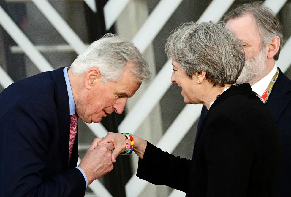 EUs sjefforhandler Michel Barnier hilste på Storbritannias stats minister Theresa May da de ankom EUtoppmøtet i Brussel, 23. mars 2018. Foto: Aleksiej Witwicki/AP/NTB scanpix