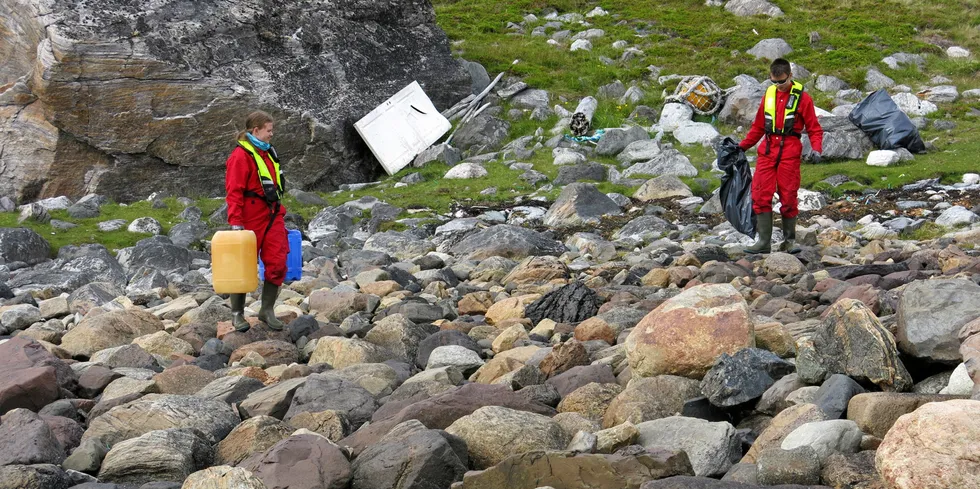 Marin forsøpling er eit globalt problem som må løysast lokalt, slår Fiskeridirektoratet fast. I 2019 tilsette Cermaq ungdommar for å rydde søppel i fjæra ved Hammerfest. Her er Kamilla Kongsbakk (t.v.) og Adrian Kristiansen i sving.