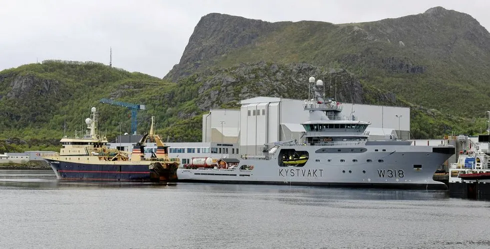 BLÅKVEITEKONTROLL: Kystvakskipet «Harstad» var egentlig ute på blåkveitekontroll, men valgte likevel å ta en sjekk av den portugisiske tråleren «Santa Princesa». Der om bord var det absolutt ting å sette fingeren på, mens blåkveitestarten ifølge Kystvakten har foregått i lovlydige former.Foto: Frode Adolfsen