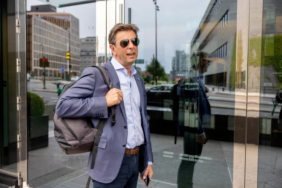 Norse Atlantic-gründer Bjørn Tore Larsen på vei inn til investormøte hos Pareto Securities tirsdag. Ved møtestart i 12-tiden var aksjen ned 45 prosent.