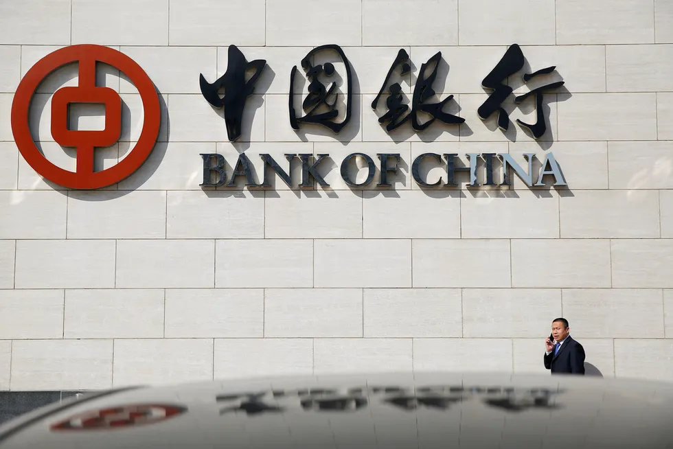 Den tidligere styreformannen for Bank of China, verdens fjerde største bank, er under etterforskning. Kinesiske myndigheter advarer bankene og finansinstitusjonene om at de ikke er ferdige med å slå ned på etterforskning av finanssektoren.