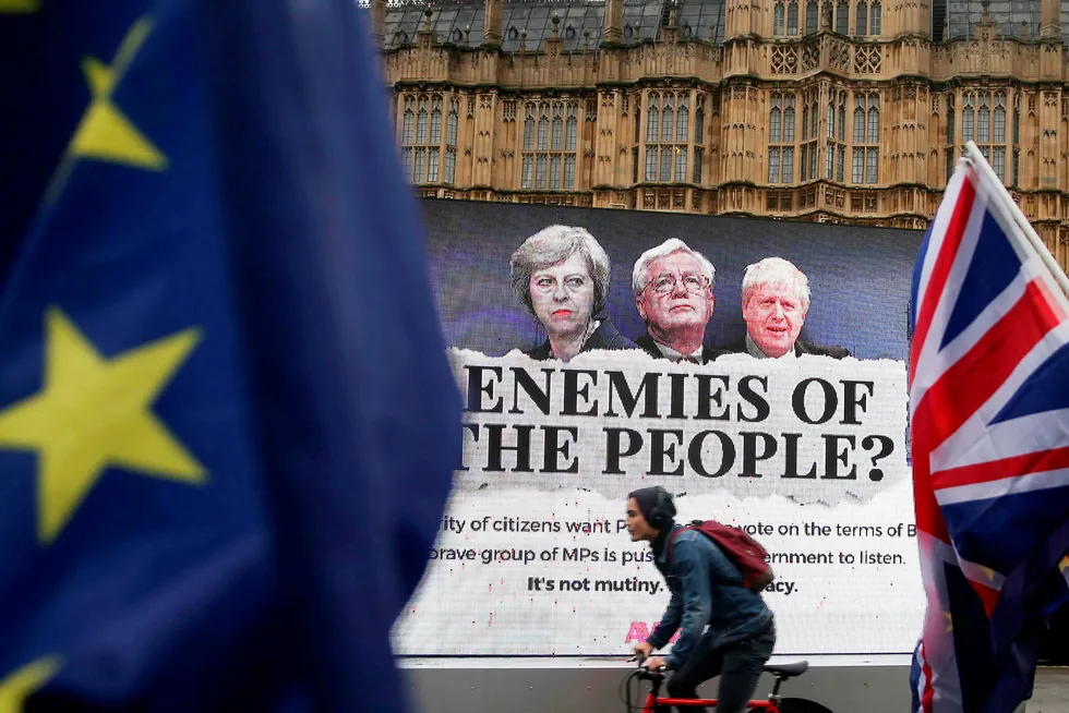 Statsminister Theresa May og eksstatsrådene David Davis og Boris Johnson er fortsatt hovedpersonene i den betente brexit-striden – selv om de to siste ikke lenger er med i regjeringen. Her fra en anti-brexit-demonstrasjon i London i fjor. Foto: Daniel Leal-Olivas/AFP/NTB scanpix