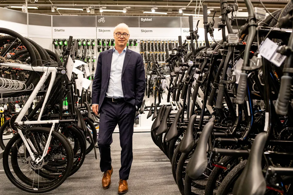 Konsernsjef Pål Wibe i XXL har nesten 100. 000 sykler på lager til vår og sommersesongen.