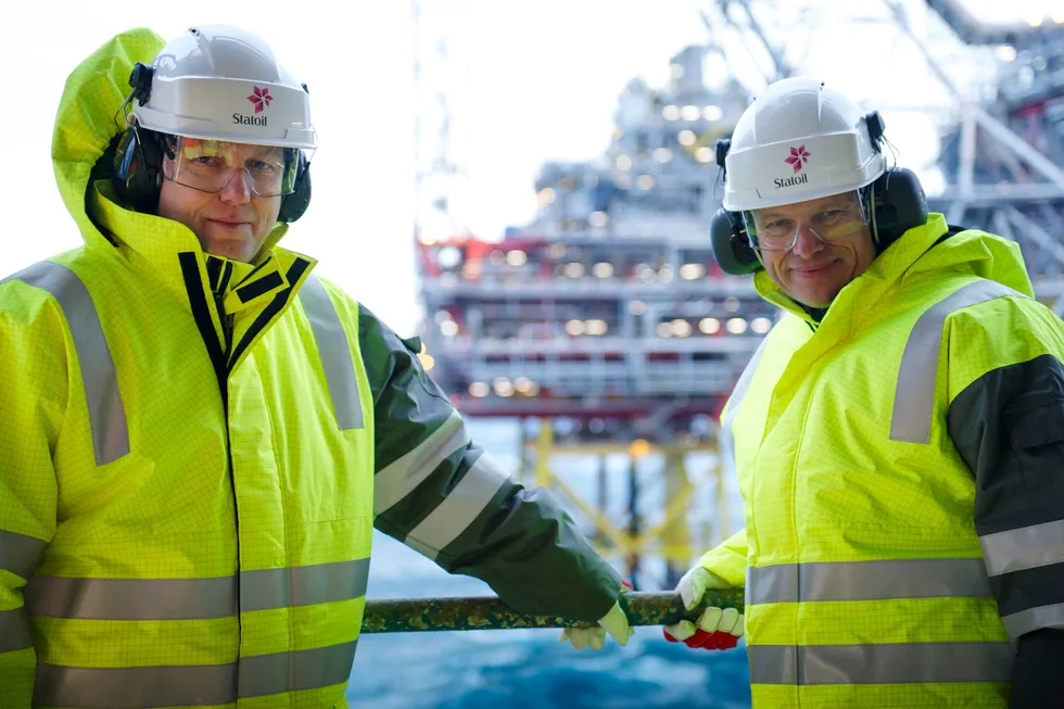 Leverer utbyggingsplan: Arne Sigve Nylund (t.h.), Equinors konserndirektør for teknologi, prosjekter og boring. Her flankert av Kjetil Hove, Nylunds etterfølger som leder for norsk sokkel.