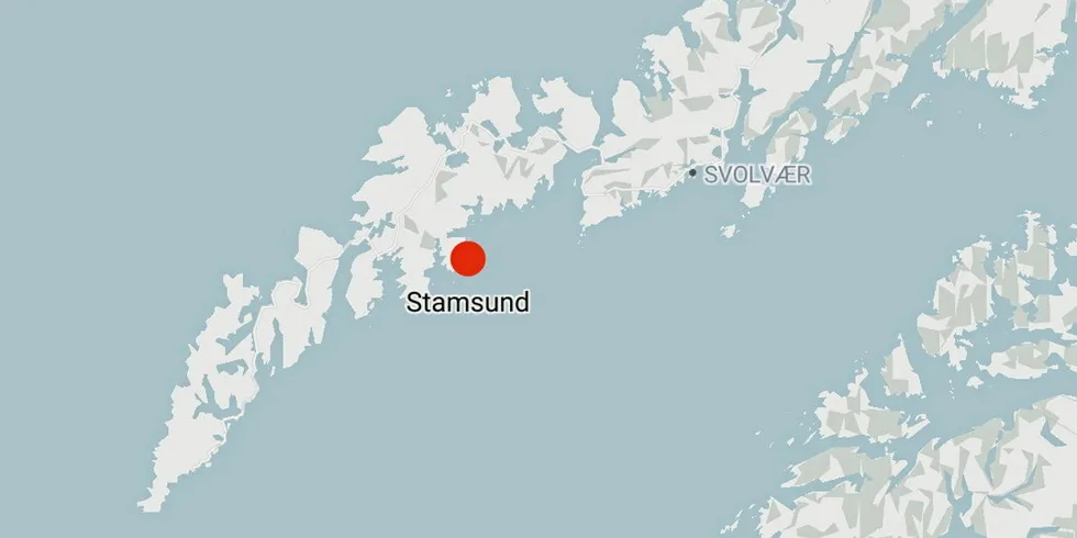En sjark og en redningsskøyte grunnstøtte i Lofoten fredag formiddag.