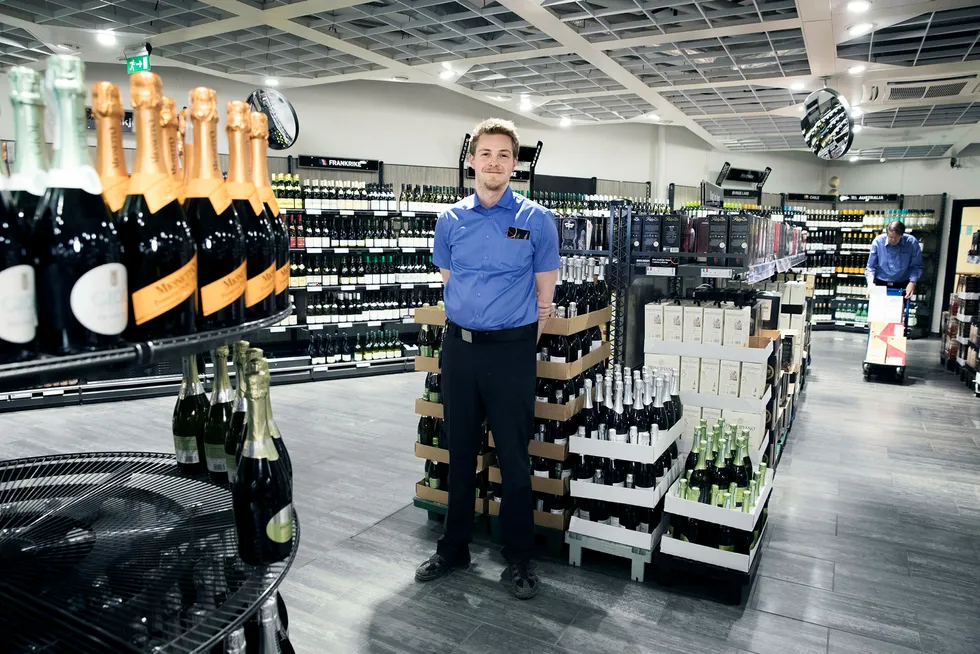 Nordmenn drikker mer hvitvin enn før, sier nestleder Mats Erik Strand på Vinmonopolets butikk på Oslo City. Foto: Marte Christensen