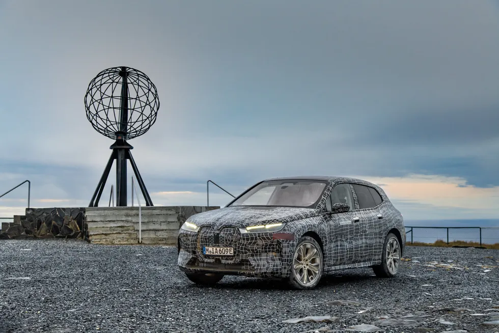 Her er BMW IX på vintertest i Norge. Bilen settes i produksjon til høsten.