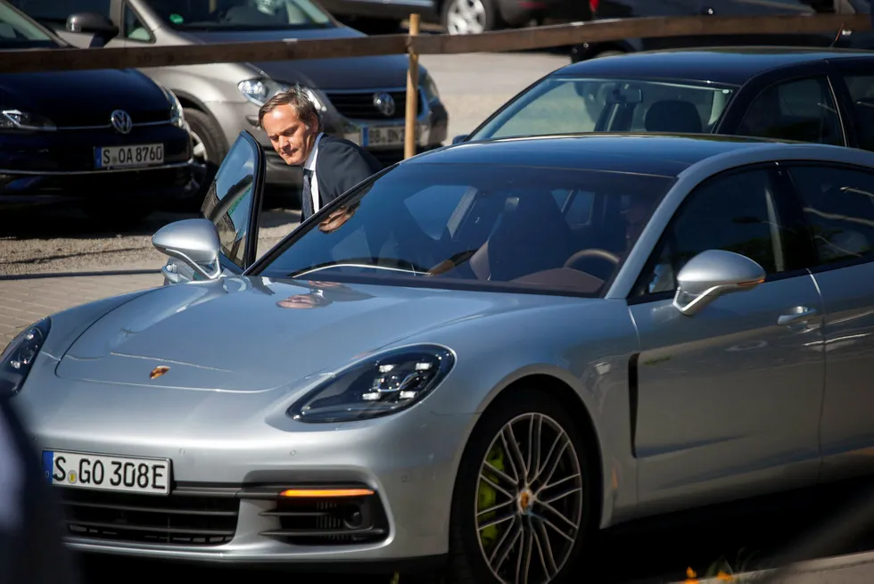 Porsches administrerende direktør Oliver Blume påvei inn i en Porsche Panamera 4 E-hybrid. Selskapet skal ikke ha motsatt seg boten fra tyske myndigheter.