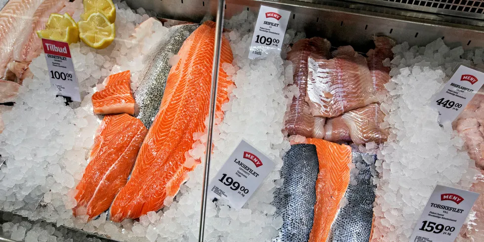 Mindre salg av laks i løsvekt fra fiskedisken sto for brorparten av nedgangen i laksesalget hos Meny. (Arkivfoto: Aleksander Nordahl/DN)