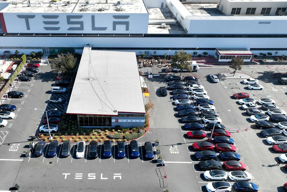 Telsa la frem rapporten for tredje kvartal i forrige uke. Her er splitter nye Tesla-biler i Fremont i California.