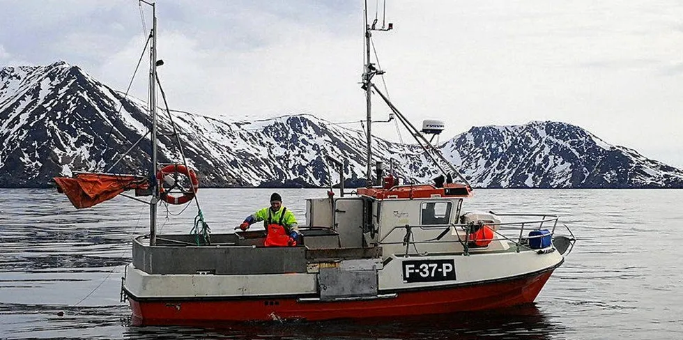 Knut Einar Kristiansen (57) er sjarkfisker, men nå står alt på spill etter at han fikk vedtak om å strykes fra blad B i fiskermanntallet. Her er han på torskefisket i Tufjorden.