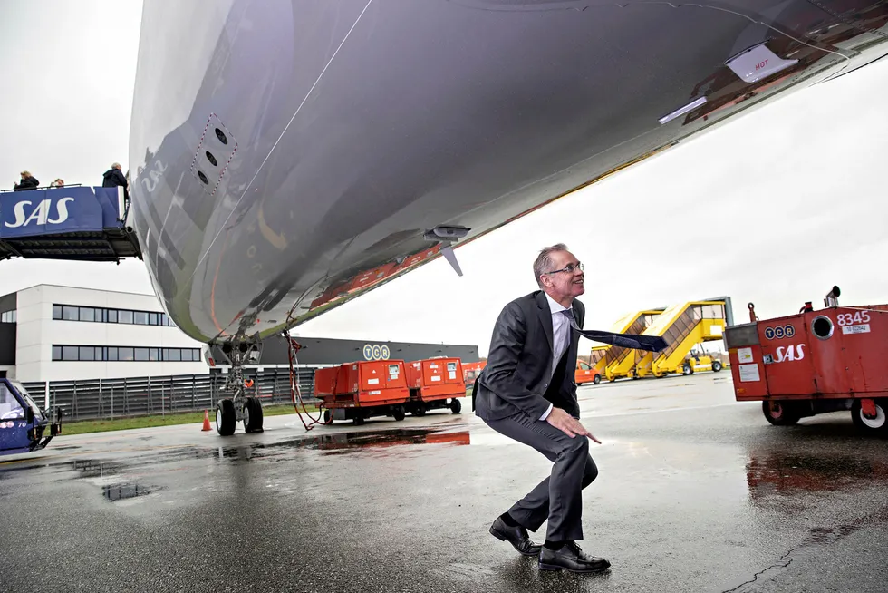 SAS-sjef Rickard Gustafson sjekker ut selskapets nye langdistansefly Airbus A350 fra alle vinkler når han ser det for første gang på Kastrup-flyplassen i København. Han mener bransjen må gjøre mer for å betale klimaavtrykket, men synes det er greit å reise like mye.