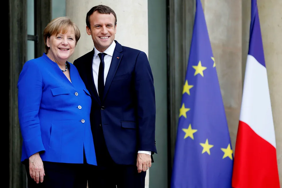 Frankrikes president Emmanuel Macron er viktigste pådriver for en ny EU-dynamikk. Her sammen med tysklands forbundskansler Angela Merkel. Foto: Stephane Mahe/Reuters/NTB Scanpix