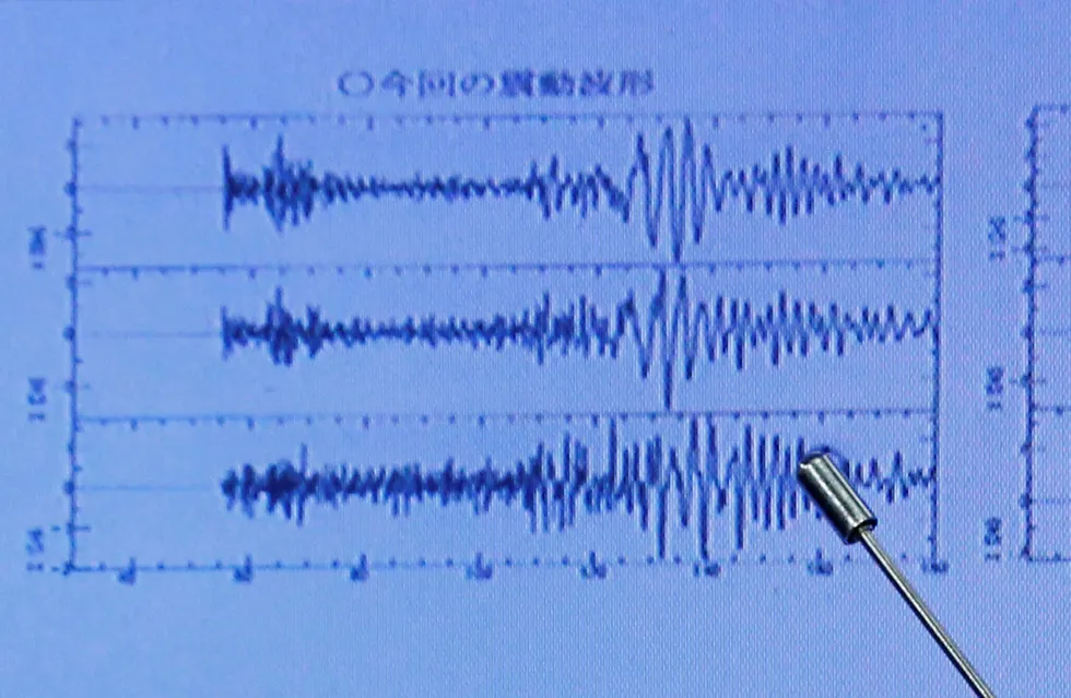 Toshiyuki Matsumori i Japans meteorologiske etats jordskjelv og tsunami- bservasjonsenhet peker på en graf som viser et jordskjelv, som man tror var en kjernefysisk prøvesprengning. Foto: TORU HANAI