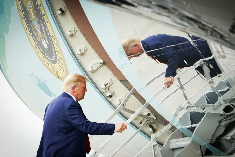 Donald Trump går om bord i Air Force One etter å ha besøkt Wilmington i Nord-Carolina.