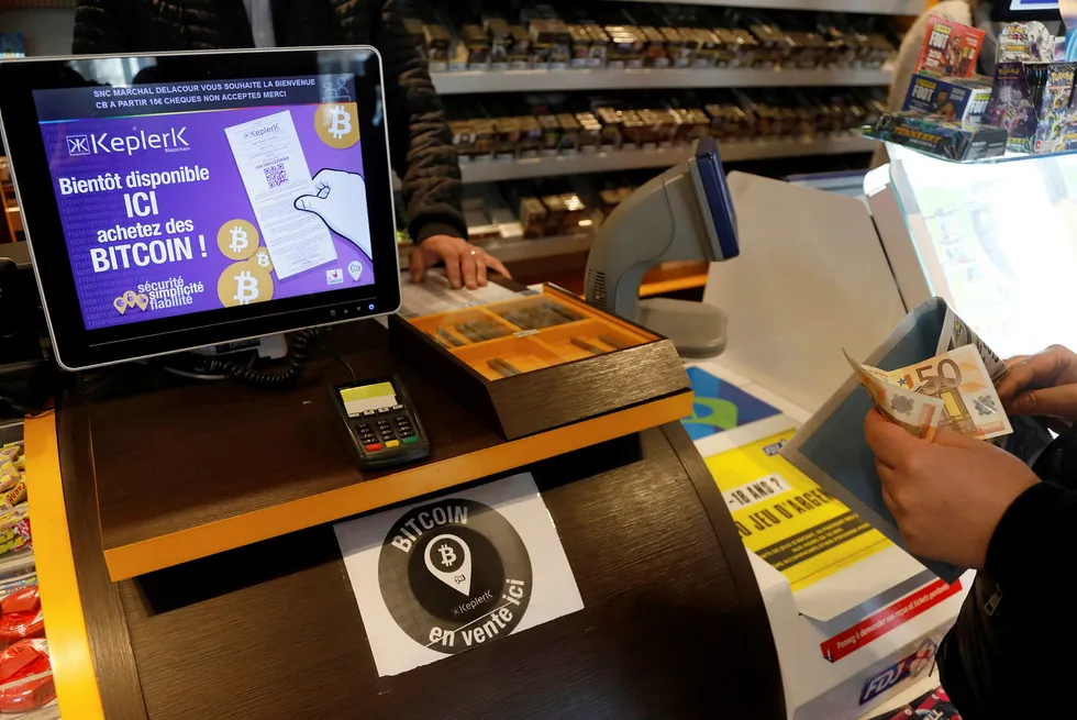 Bitcoinkursen har steget 114 prosent hittil i år. Her kjøper en person bitcoin hos det franske oppstartsselskapet Keplerk på en tobakksforretning i Rueil-Malmaison i Frankrike.