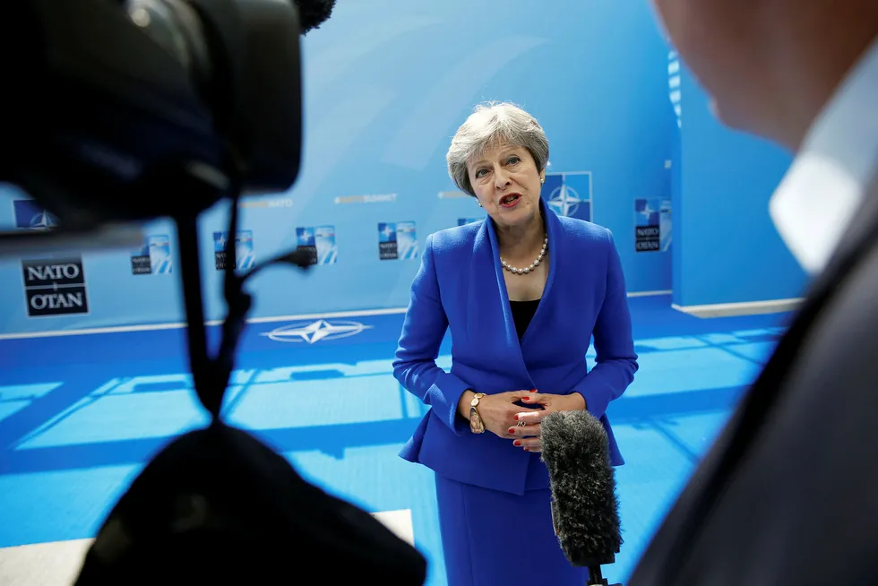 Innen uken er omme, spås det at Storbritannias statsminister Theresa Mays planer for en kontrollert skilsmisse med EU neste år kan være ødelagt – av hennes egne partifeller. Her snakker May med pressen før Nato-toppmøte i Brussel. Foto: Paul Hanna/Reuters/NTB Scanpix