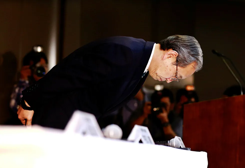 Toshibas konsernsjef Satoshi Tsunakawa er i ferd med å selge den mest profitable delen av virksomheten for å unngå å havne i skifteretten. Foto: Shizuo Kambayashi/AP/NTB Scanpix