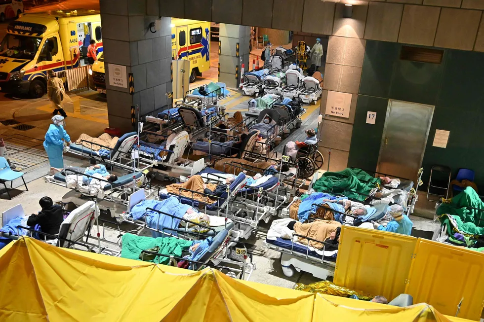 Hongkong har hatt to år på å forberede seg på en alvorlig smittebølge. Nå har den kommet. Sykehusene er i ferd med å kollapse. Finansinstitusjoner og storselskaper forlater Hongkong, som i flere tiår har vært en av verdens viktigste finanssentre.
