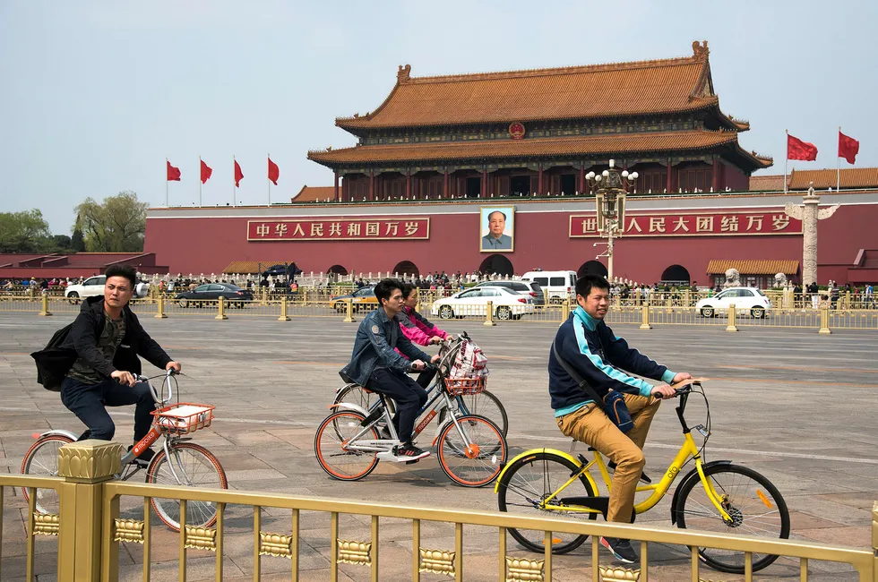 Sykler i alle farger har inntatt kinesiske storbyer. Oppstartsselskaper har utplassert mange millioner sykler i kinesiske byer som kan leies for én krone i timen. De gule er fra selskapet "ofa" som vokser i rekordfart. De oransje er fra konkurrenten "mobike" . Tiananmen Square med Mao og Den Forbudte By i bakgrunnen. Foto: Per Ståle Bugjerde
