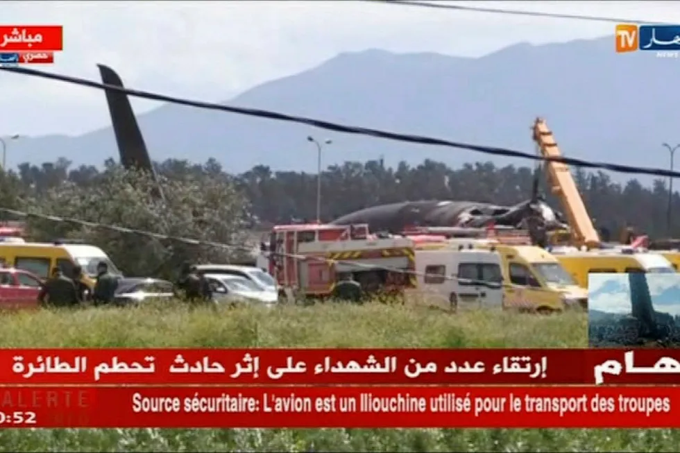 Bildet viser at nødtjenestene har kommet frem til flyvraket i Algerie. Alle de 181 ombord skal være omkommet i styrten. Foto: ENNAHAR TV/AP/NTB Scanpix