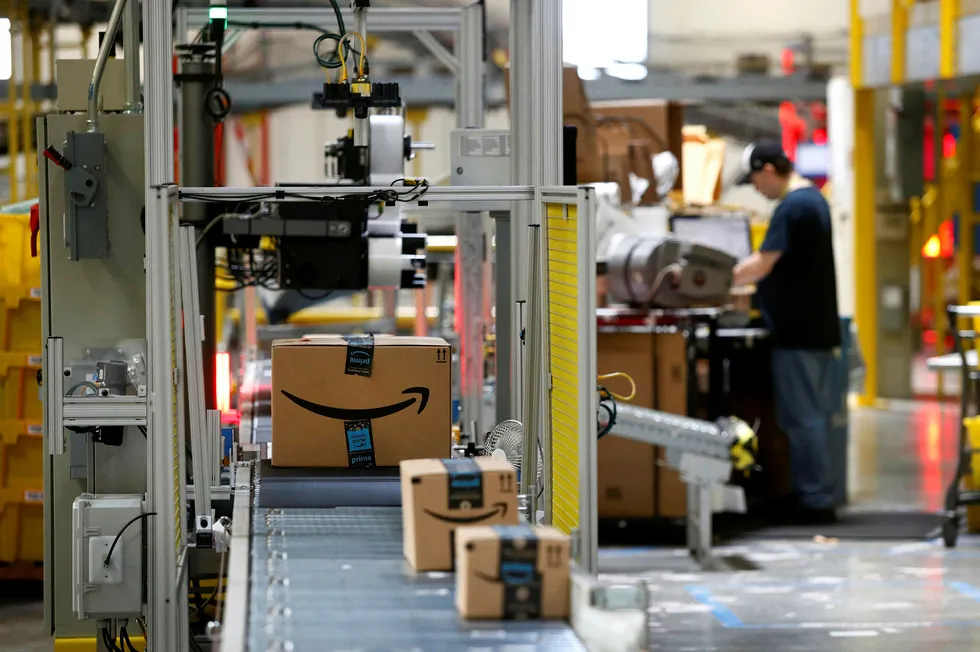 Pakker fra Amazon blir skannet ved en terminal i Baltimore. Med blockchain og "smarte kontrakter" kan pakkelevering i fremtiden gjennomføre som en til hundre prosent digital prosess. Foto: Patrick Semansky/AP/NTB Scanpix Foto: Patrick Semansky/AP/NTB Scanpix