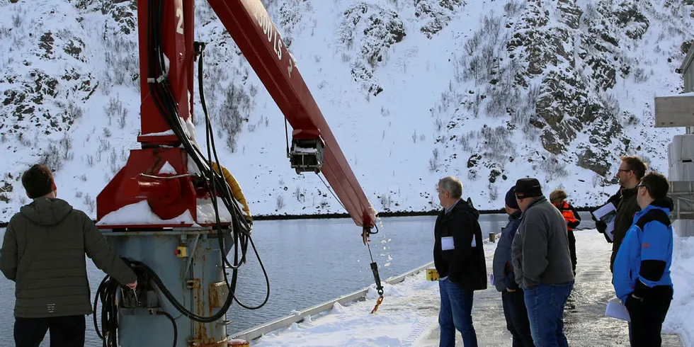 SOLGT: En miks av interesserte og nysgjerrige møtte opp da det var visning på fiskemottaket på Rebbenesøy. Nå er det klart at selskapet UAB Benko Servisas fra Litauen blir de nye eierne.