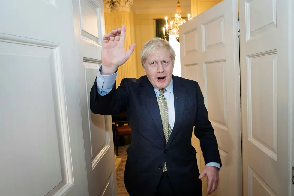 Tilbake i Downing Street. Boris Johnson møter staben etter at han vant valget torsdag.