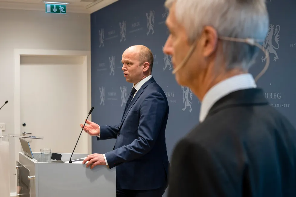 Den norske modellen for lønnsdannelse gir gode resultater, konkluderte Steinar Holden (til høyre) og hans utvalg, som ga finansminister Trygve Slagsvold Vedum sine vurderinger før jul.