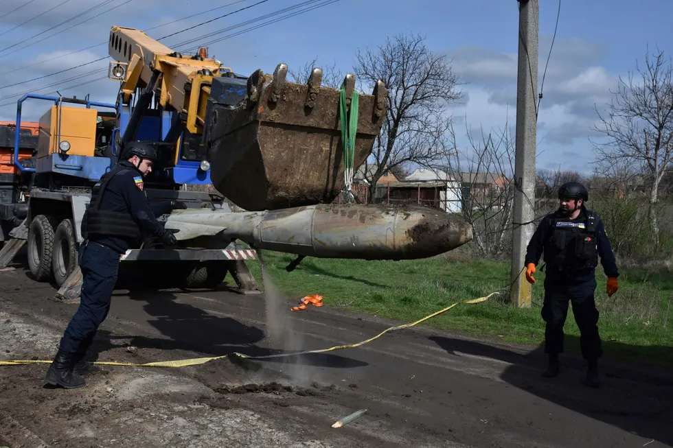 En ueksplodert russisk glidebombe, FAB-500, fjernes forsiktig i Zaporizjzja-regionen i april.