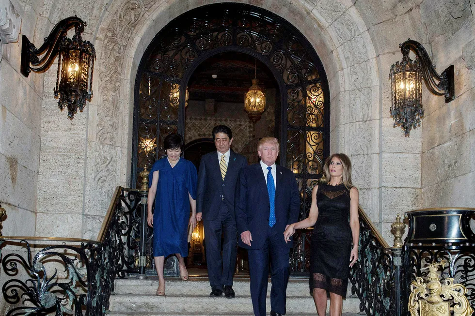 Forrige uke var Japans statsminister Shinzo Abe og hans kone Akke Abe på offisielt besøk i USA. President Donald Trump og førstedame Melania Trump var vertskap. Foto: Nicholas Kamm/AFP/NTB Scanpix