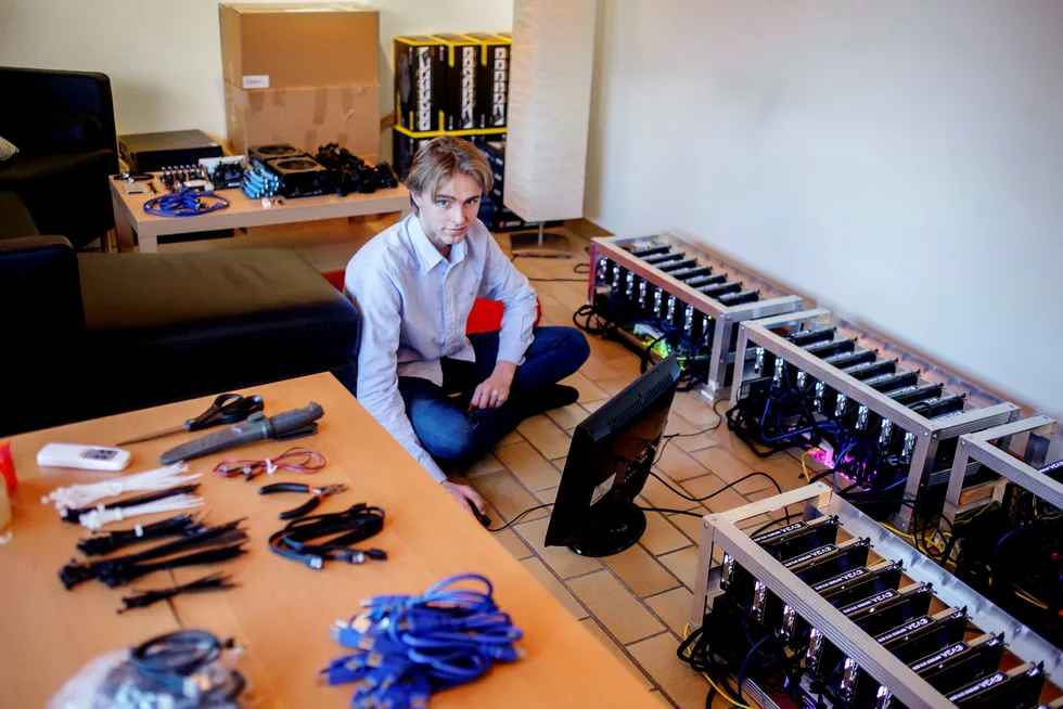 Oskar Andreas Berg begynte å «mine» kryptovaluta i februar i år. Nå tjener han rundt 50.000 i måneden bare på å «mine». Foto: Javad Parsa