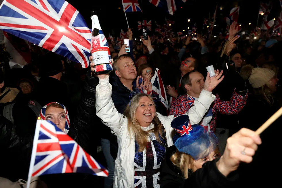 Noen tusen britiske EU-motstanderne feiret da Storbritannia forlot Europaunionen klokken 23.00 engelsk tid, til syntetisk klang fra Big Ben.