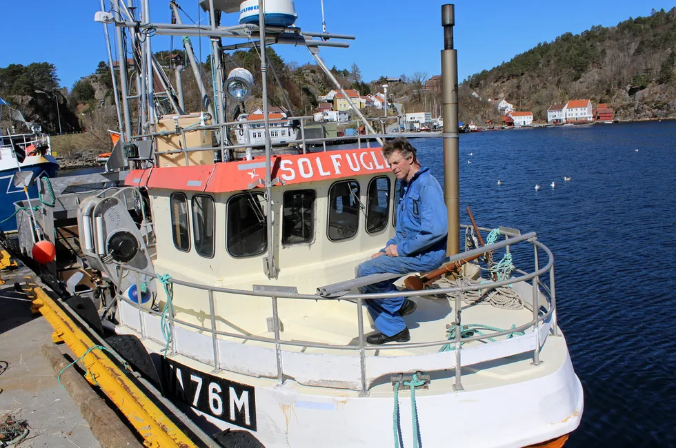 – Det ble bare en torsk på 3–4 kilo i onsdagens trekk av trollgarnene i fjorden, sier Karl Helge Seyffarth på «Solfuglen» av Mandal. Foto: Roy Harbakk (arkiv)