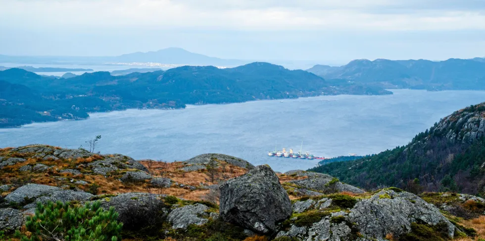 Energipolitikken må endres, og energisystemet må tas vare på, før det er totalt rasert, skriver Ragnhild Sandøy i Motvind. Bildet viser Aker Solutions' anlegg på Dommersnes for å bygge understell til Hywind Tampen vindmøllene til Equinor.