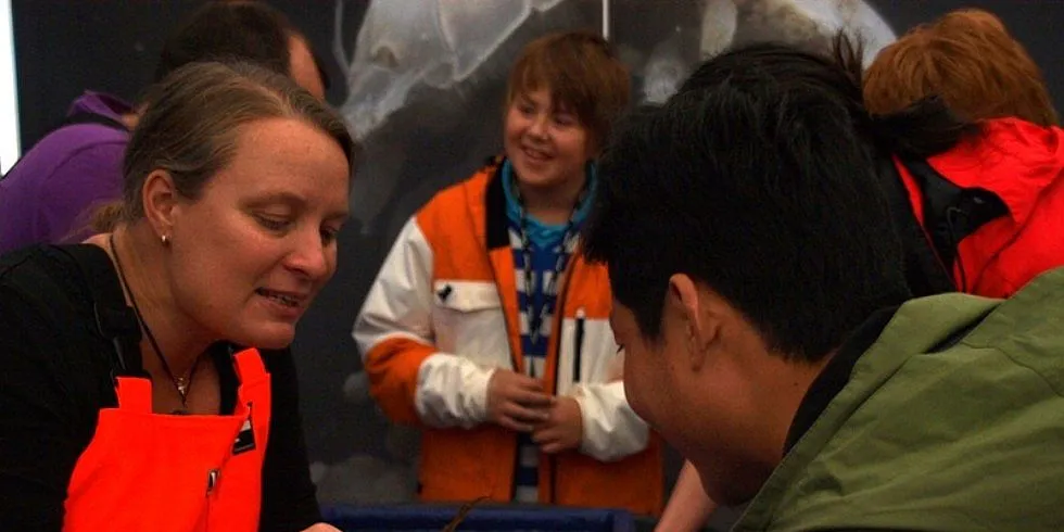 FORSKNINGSTORGET: - Lyst å holde krabben? spør havforsker Anne Helene Tandberg. Den japanske turisten var litt skeptisk, men tok etter hvert sjansen. Foto: Alf Fagerheim