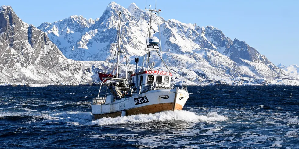 Åpen gruppe-sjarken ««Polarvind» i farta på fiskefeltet mandag.