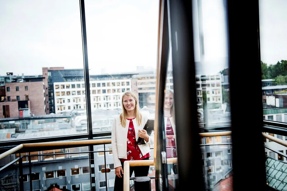 Serine Jonassen (26) kombinerte siviløkonomstudiene ved NHH med å være politiske aktiv i Unge Høyre. – Jeg tror absolutt at det gjorde meg mer aktuell for jobben, sier hun.