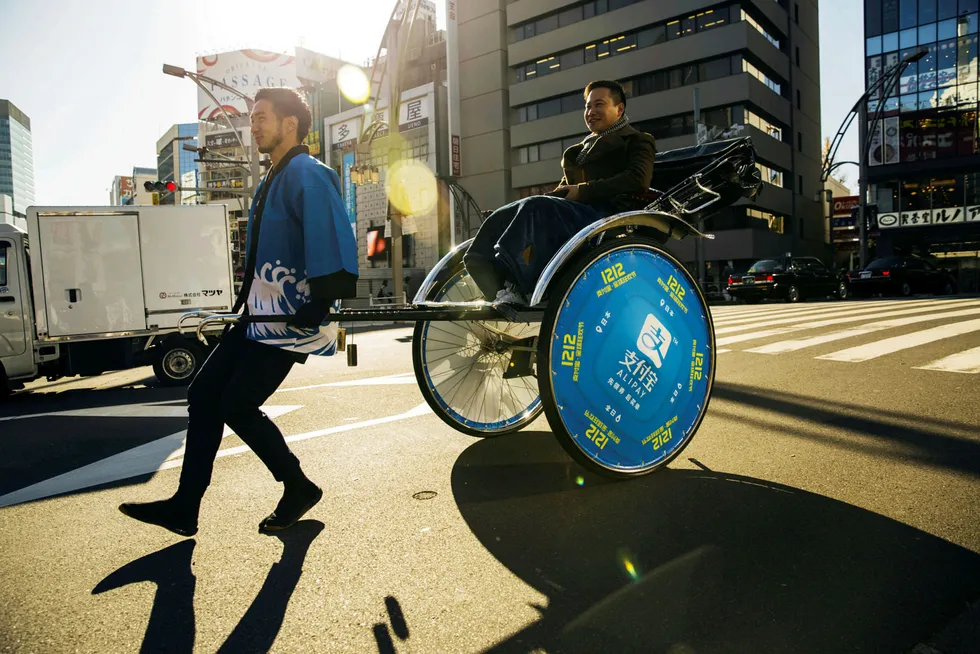 Betalingsappen Alipay brukes over store deler av Asia, som til å betale rickshaw-turer i Tokyo. Nå kan det kinesiske morselskapet Ant group sette børsnoteringsrekord.