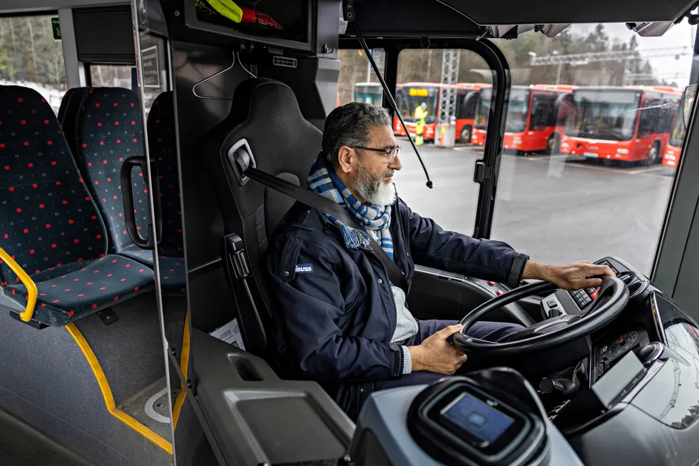 – Vi tjener mellom 450.000 og 500.000 kroner i året. Det er ti prosent lavere enn hva industriarbeidere tjener, sier bussjåfør og hovedtillitsvalgt Mukhtar Ahmad for Unibuss' bussjåfører i Oslo.