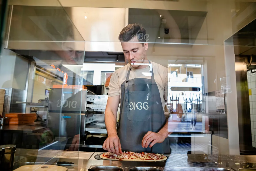 Gaute Ervik Bakke er daglig leder og deleier i den nye pizzakjeden Digg, siste fremstøt fra «gründerfabrikken» Askeladden & Co. Her er lager han en av sine favorittpizzaer «Spicy bacon» i selskapets nystartede restaurant på Grünerløkka i Oslo.