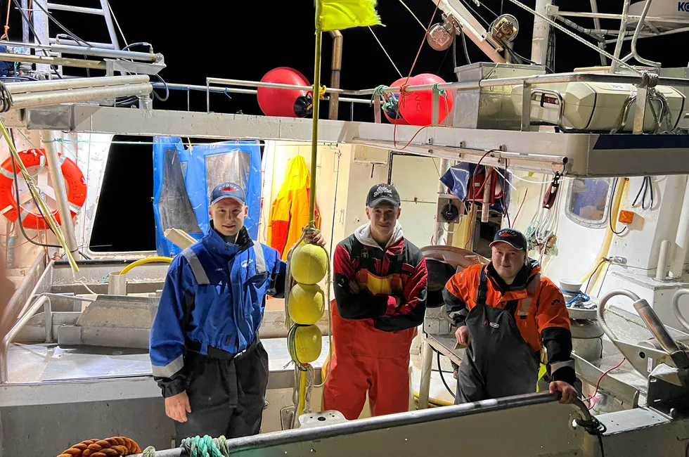 Skipper Harald Engen og mannskap Peder Sigleif Moe og Aksel Hind Andresen om bord på «Øygutt» med restene etter garnlenken.